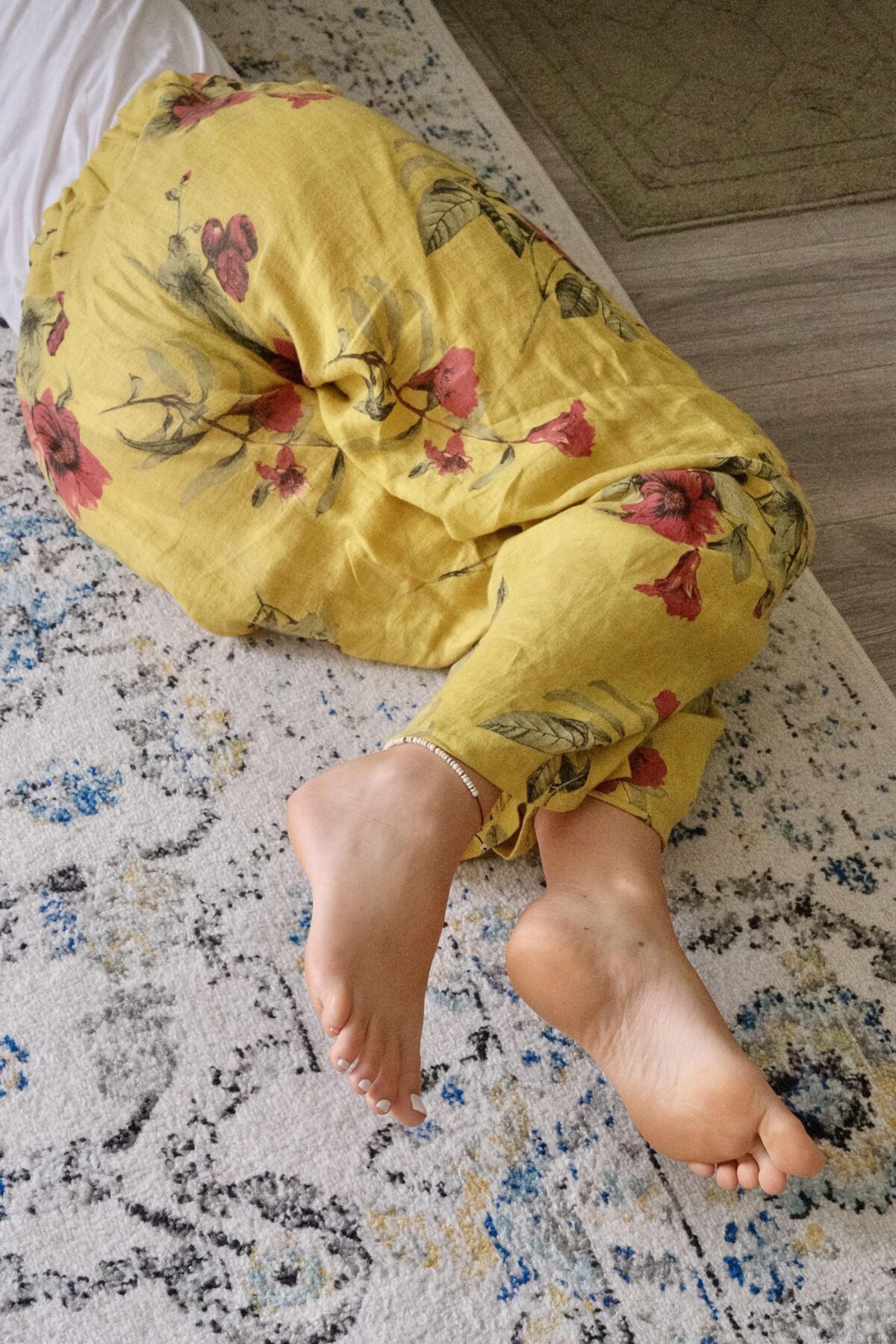 Pés da esposa e dedos dos pés para homenagem e comentar