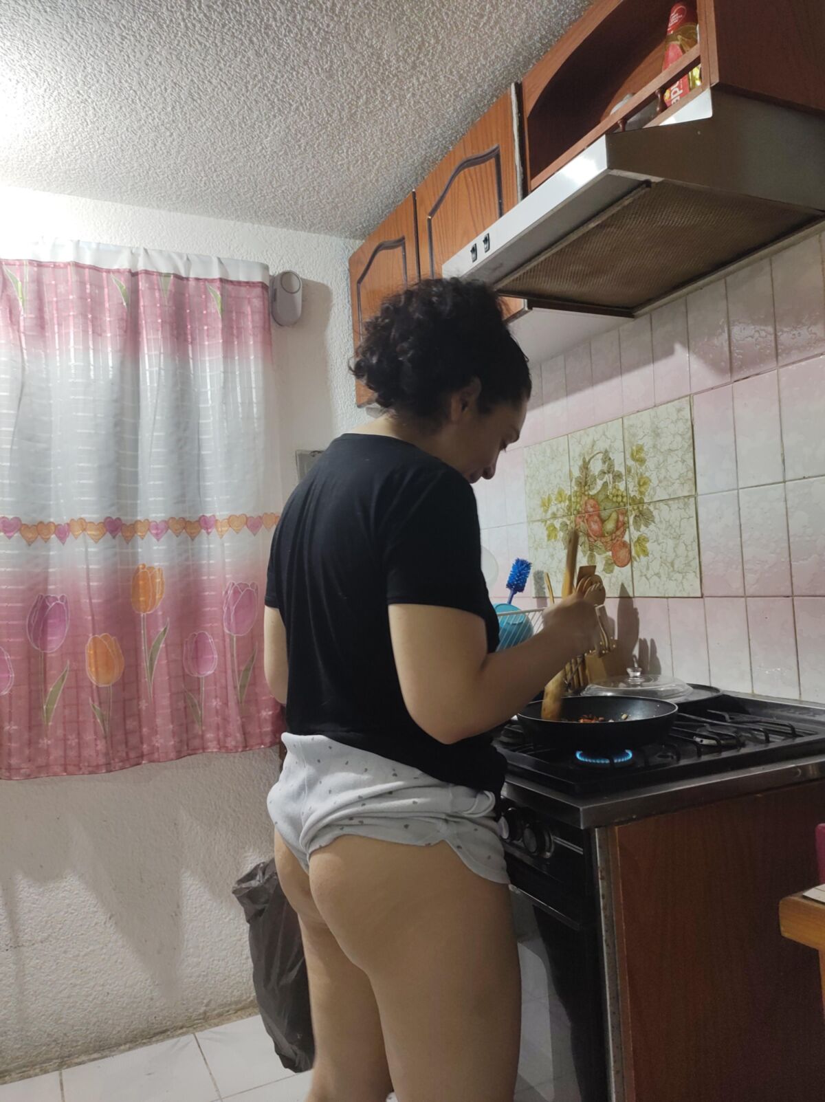 SIN CENSURA TERESA MUY CALIENTE COCINANDO