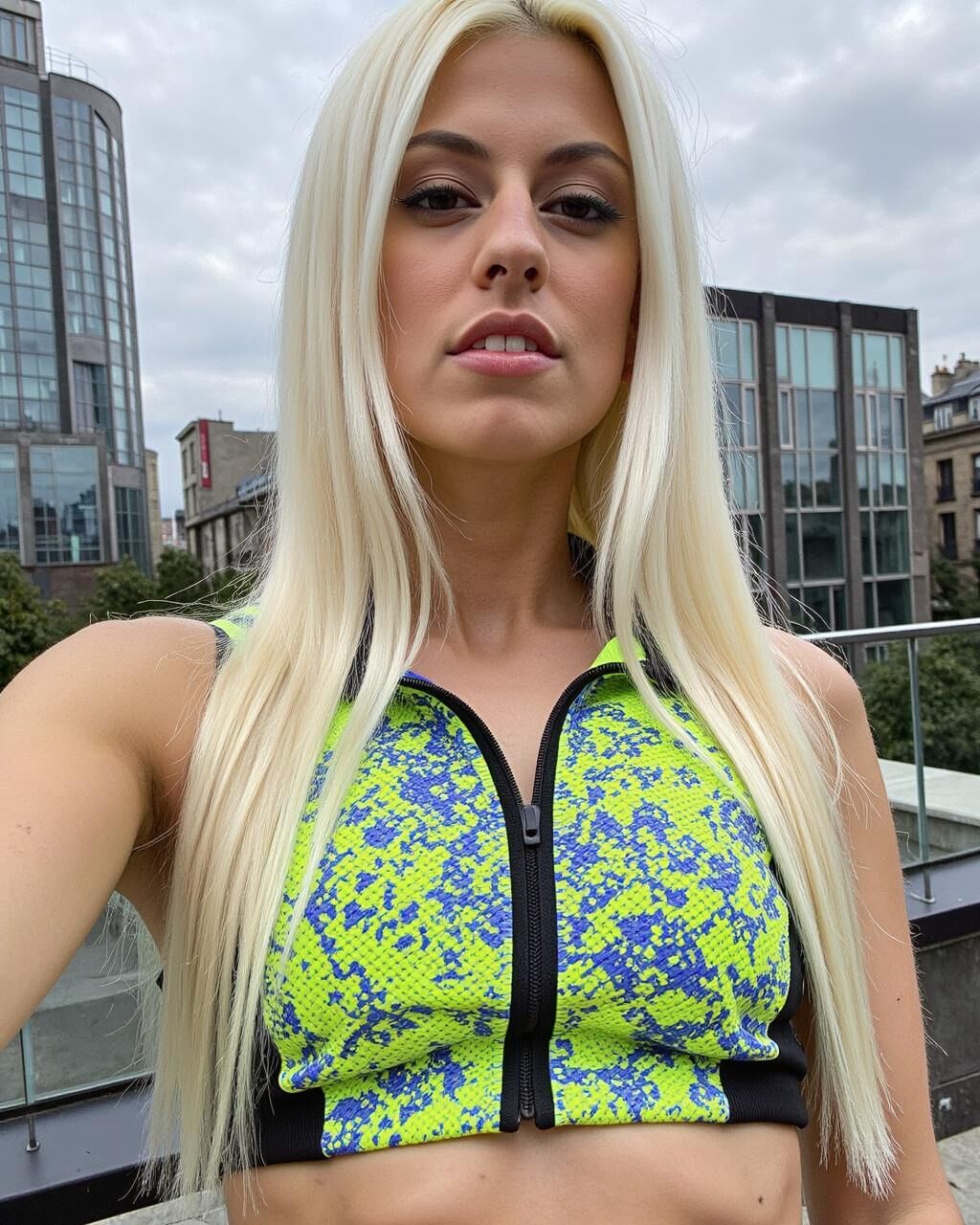 Pornostar zerkleinert Jessie Volt