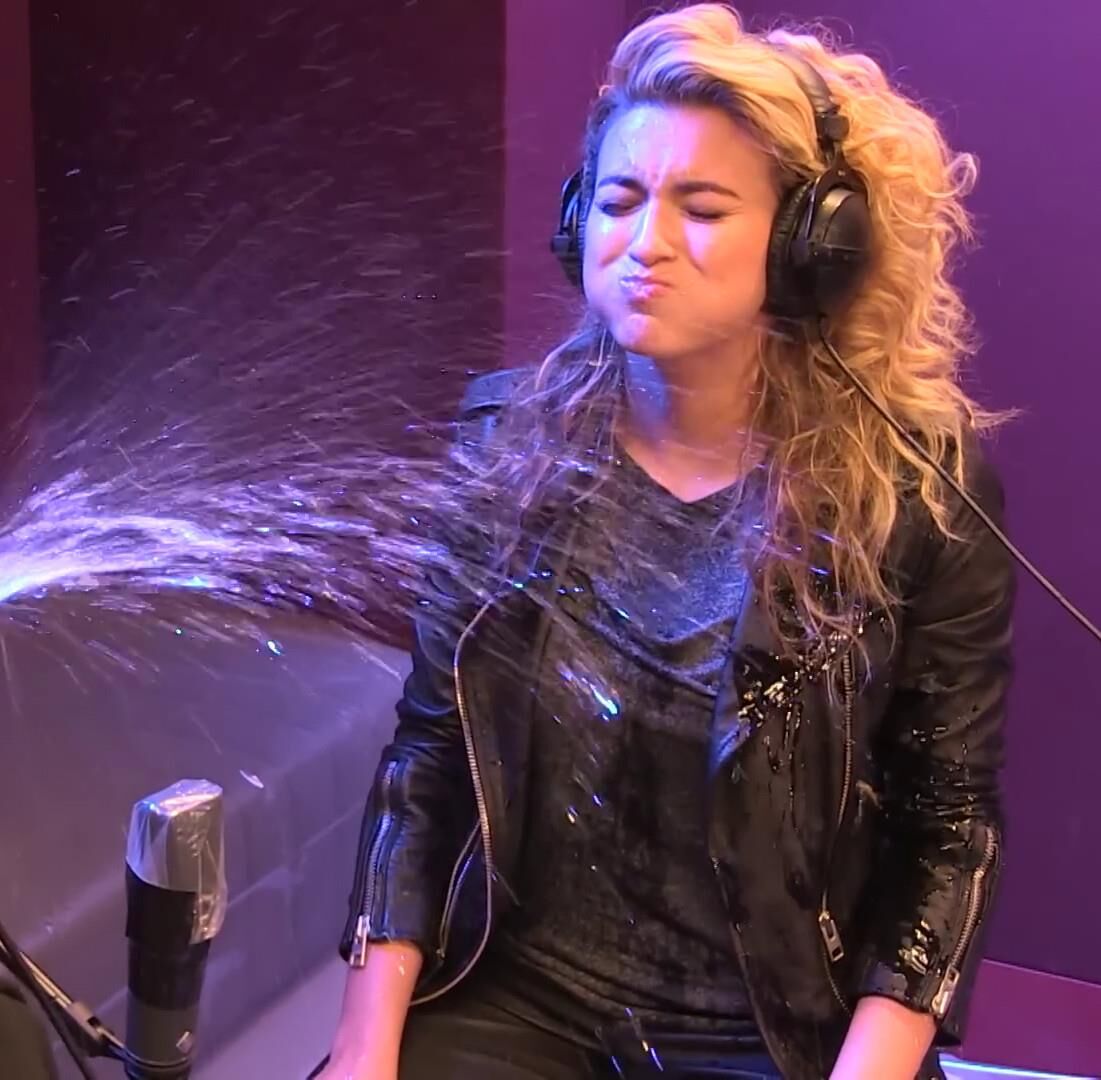 Tori Kelly em couro
