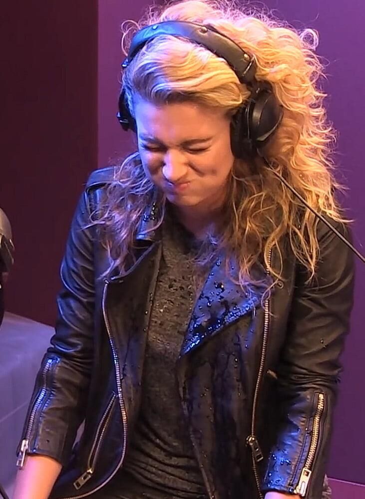 Tori Kelly em couro