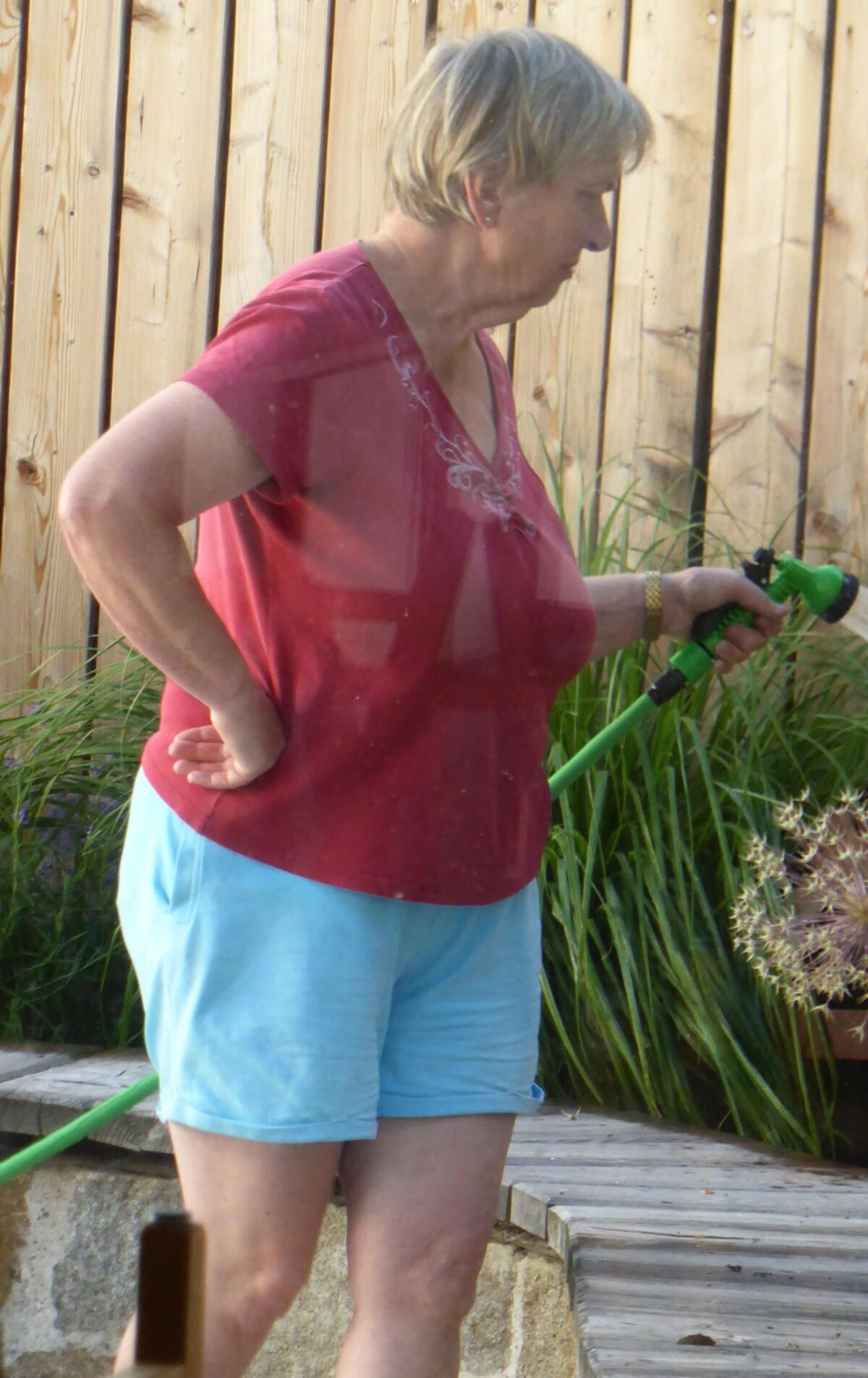 Voyeur candide de la grand-mère de jardinage