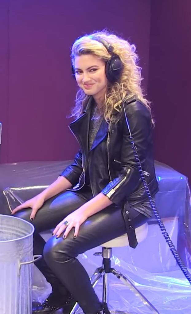 Tori Kelly em couro