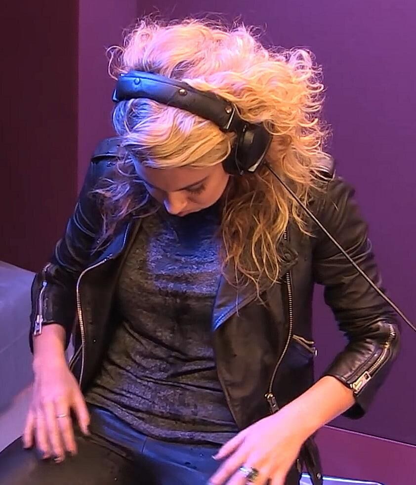 Tori Kelly em couro