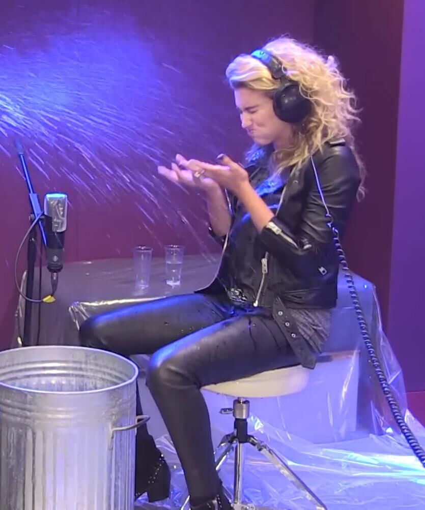 Tori Kelly em couro