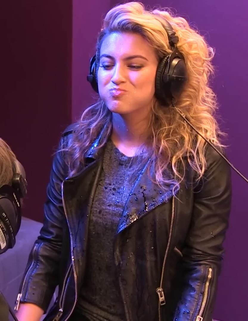 Tori Kelly em couro