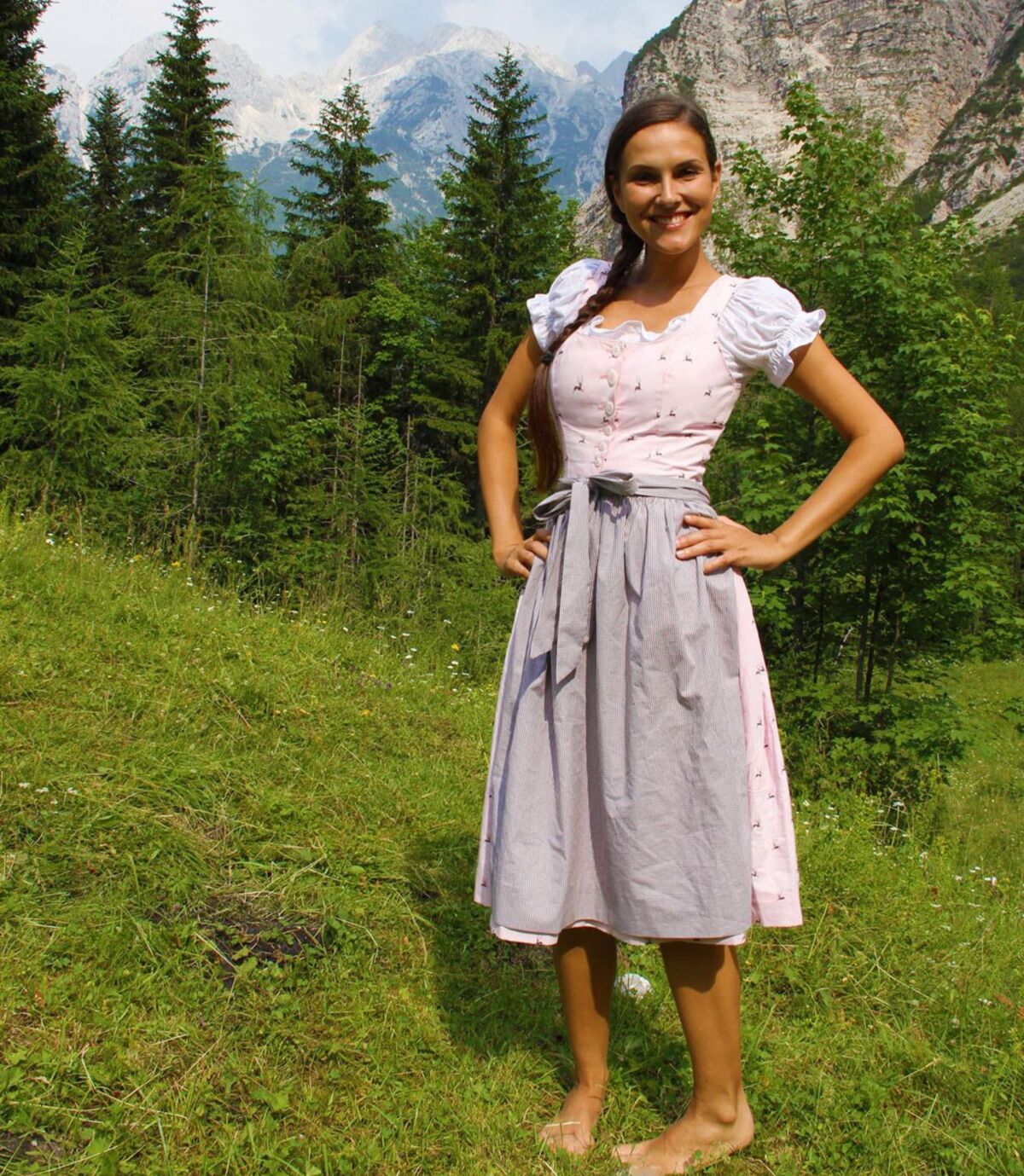 Fransziska beim Sparziergang im Dirndl