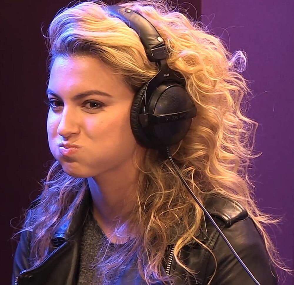 Tori Kelly em couro