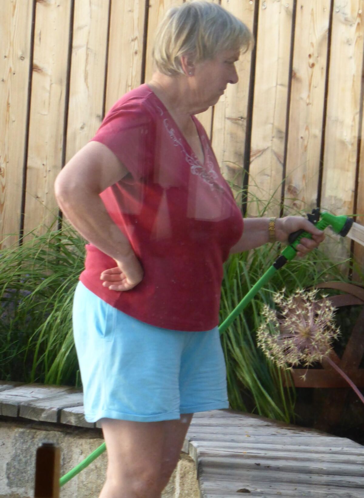 Voyeur candide de la grand-mère de jardinage
