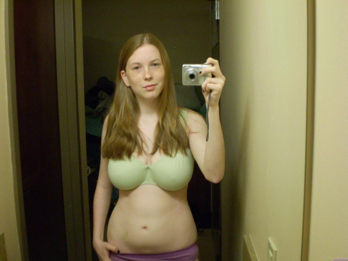 Redhead adolescente com sardas mostra seus peitos grandes
