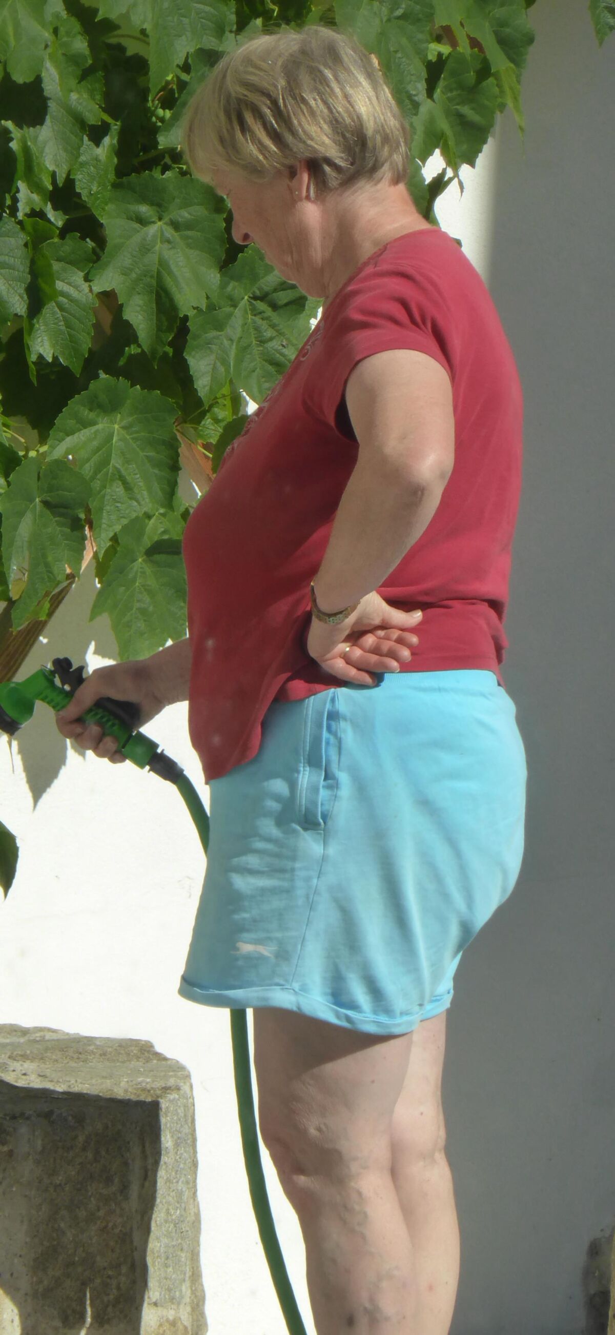 Voyeur candide de la grand-mère de jardinage