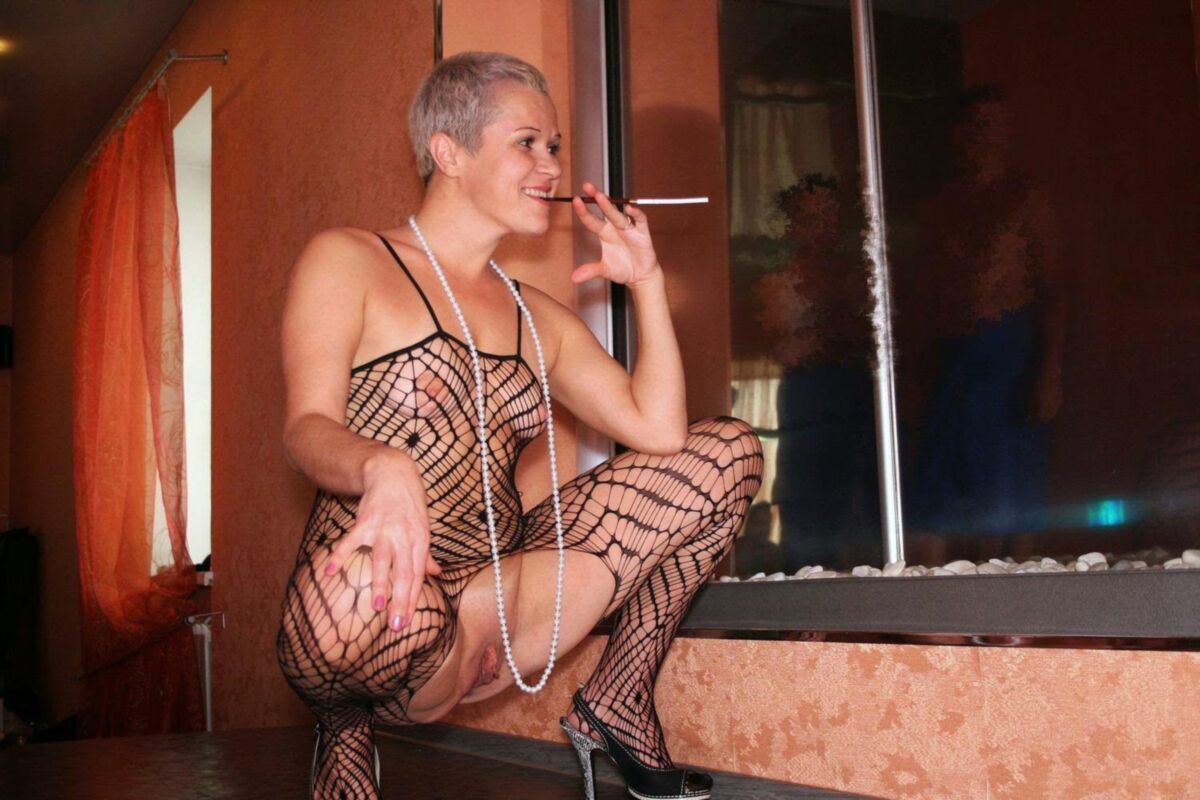 Prostituta de cabelos curtos loiros
