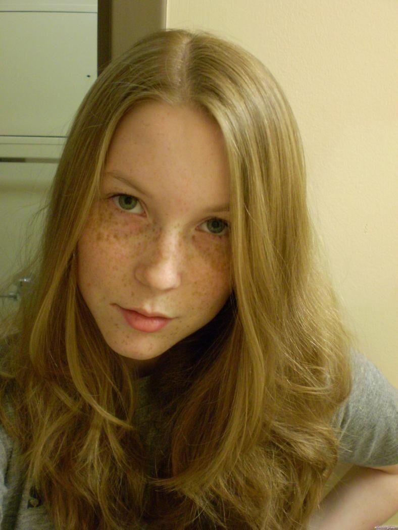 Redhead adolescente com sardas mostra seus peitos grandes