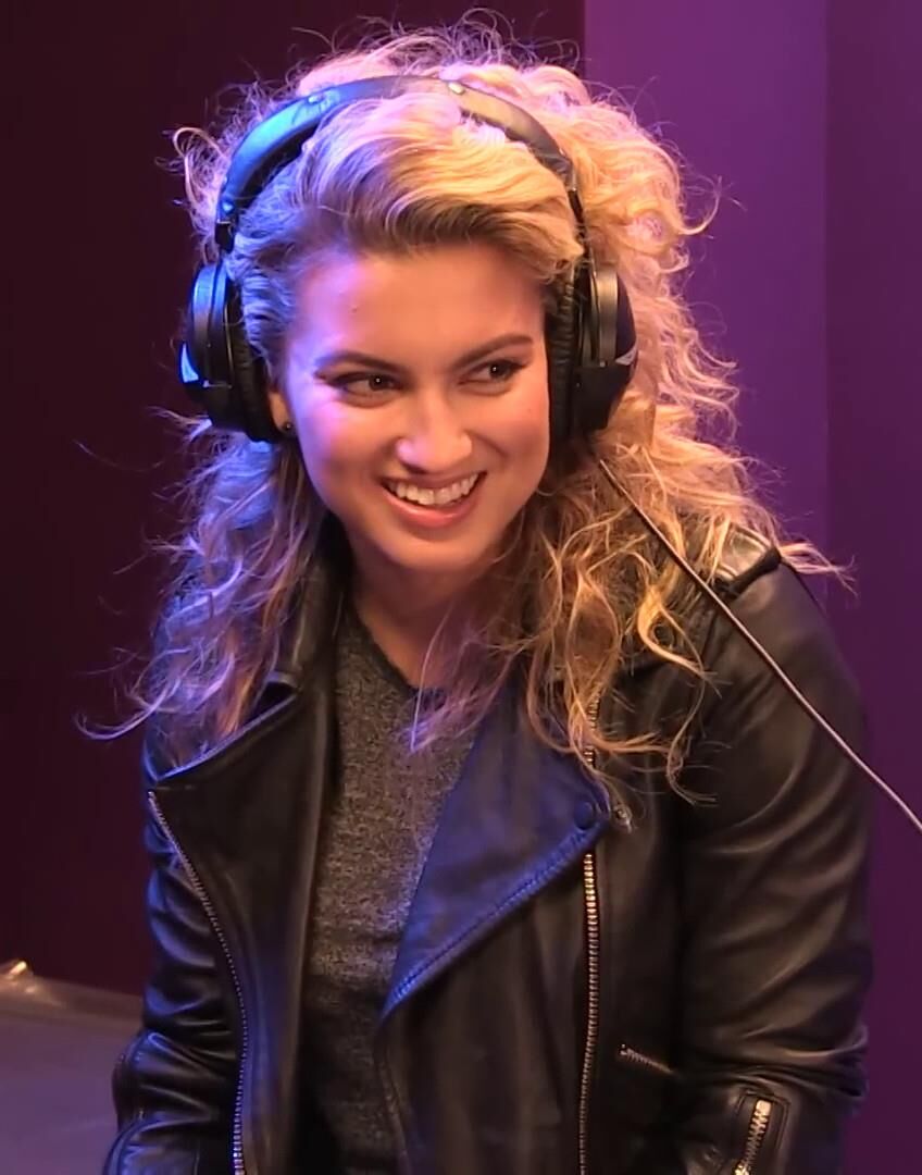 Tori Kelly em couro