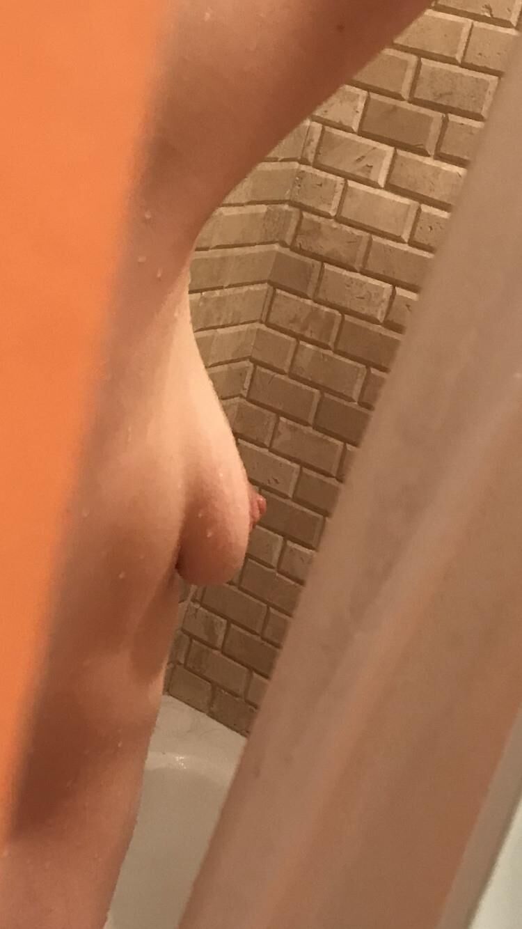 Hier ist sie im Bad und Dusche