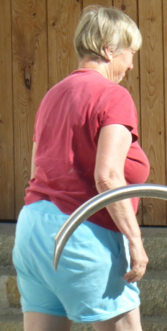 Voyeur candide de la grand-mère de jardinage