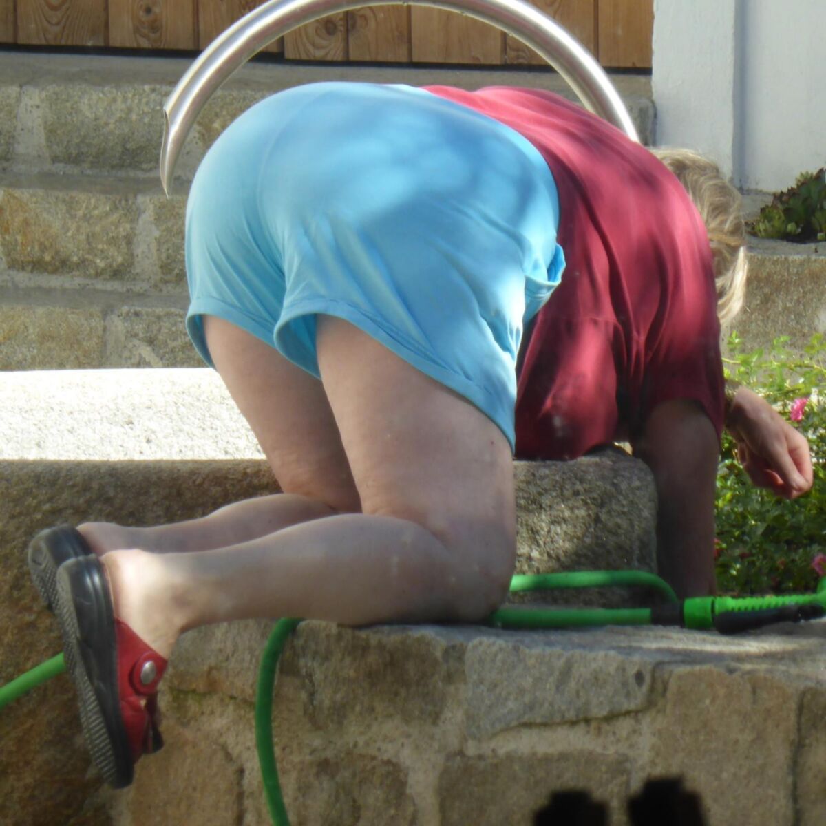 Voyeur candide de la grand-mère de jardinage