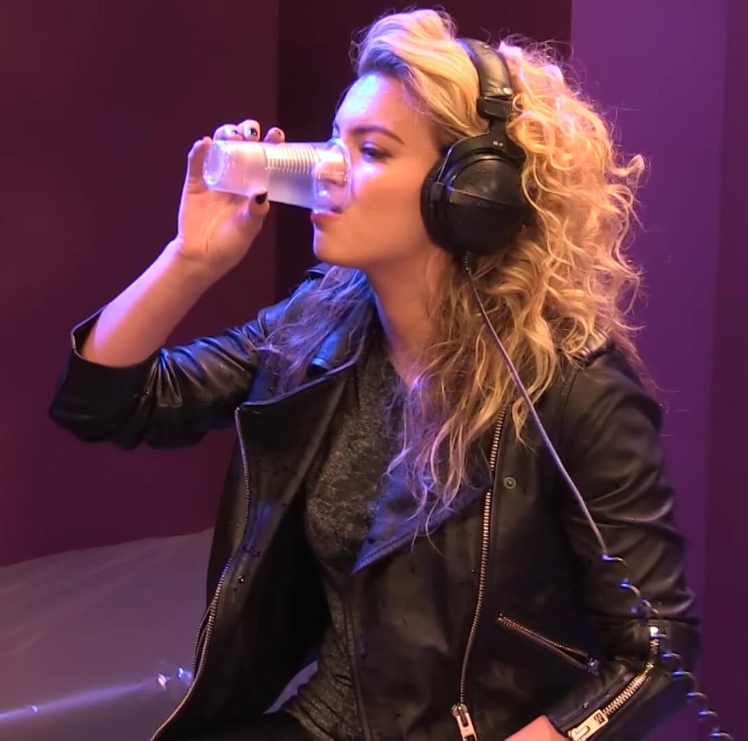 Tori Kelly em couro