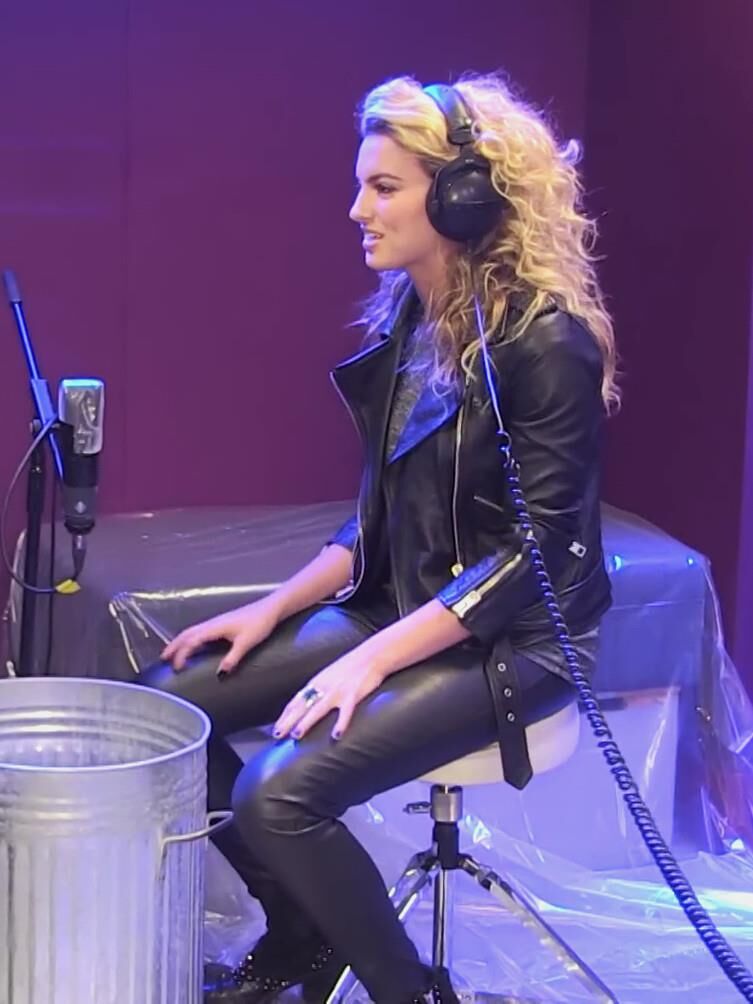 Tori Kelly em couro