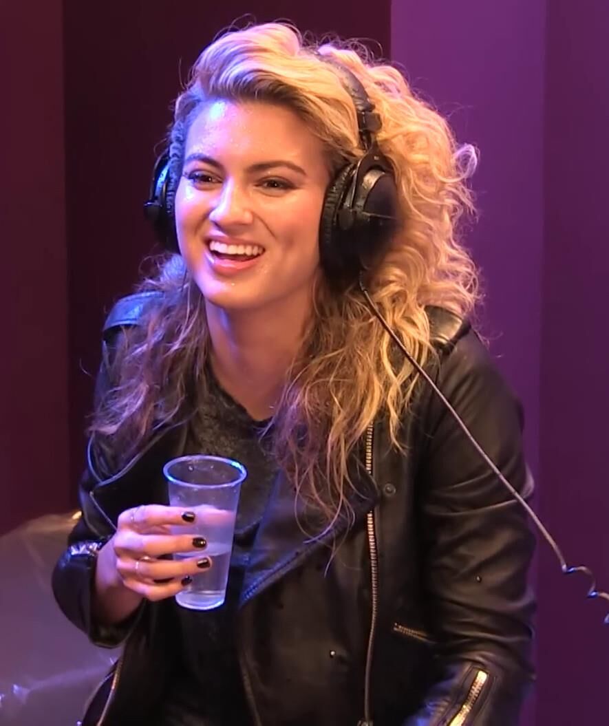 Tori Kelly em couro