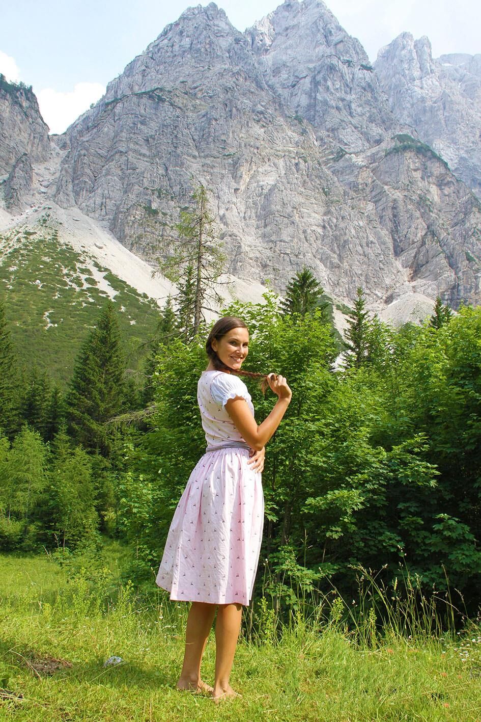 Fransziska beim Sparziergang im Dirndl