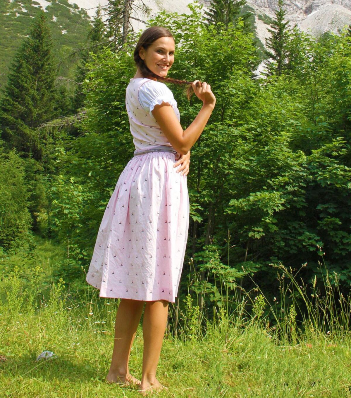 Fransziska beim Sparziergang im Dirndl