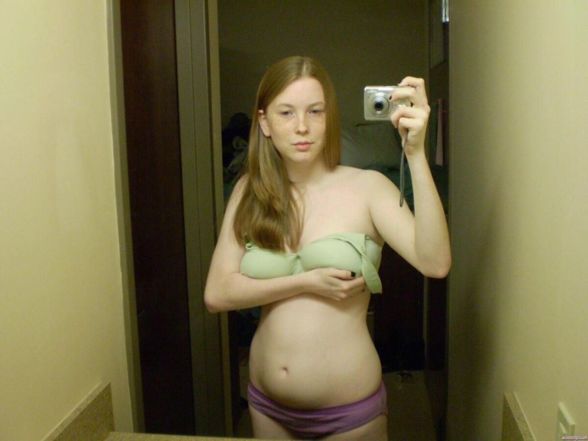 Redhead adolescente com sardas mostra seus peitos grandes