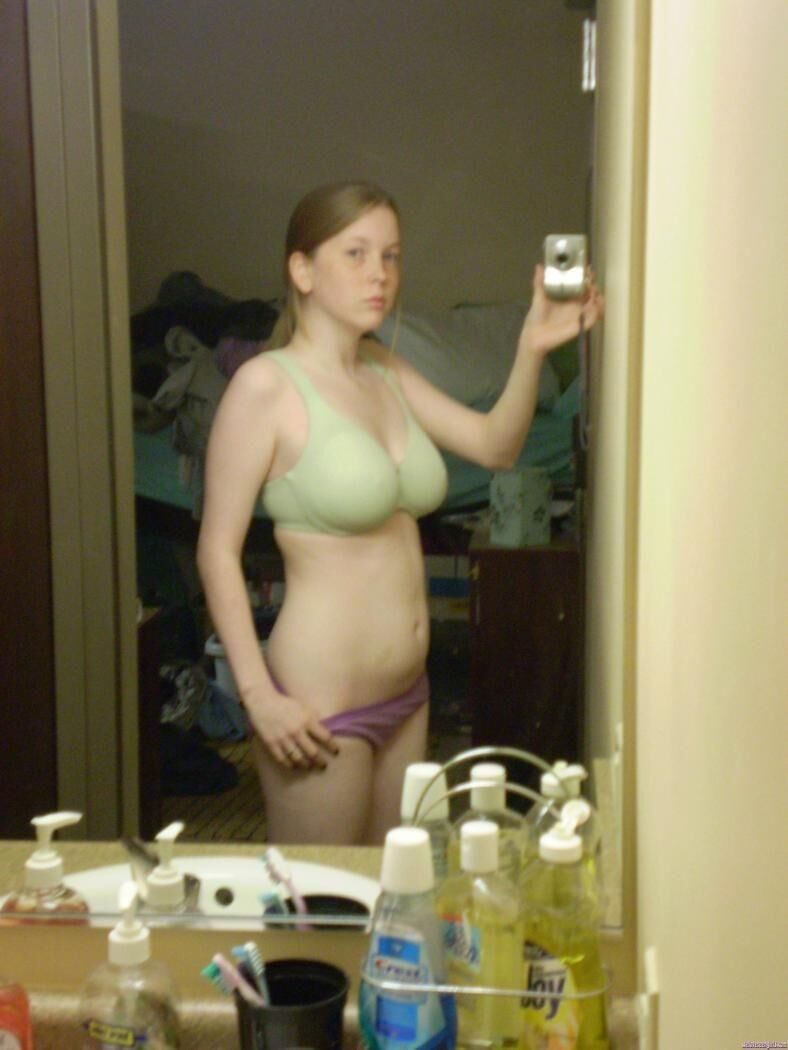 Redhead adolescente com sardas mostra seus peitos grandes