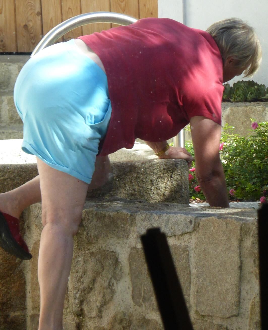 Voyeur candide de la grand-mère de jardinage