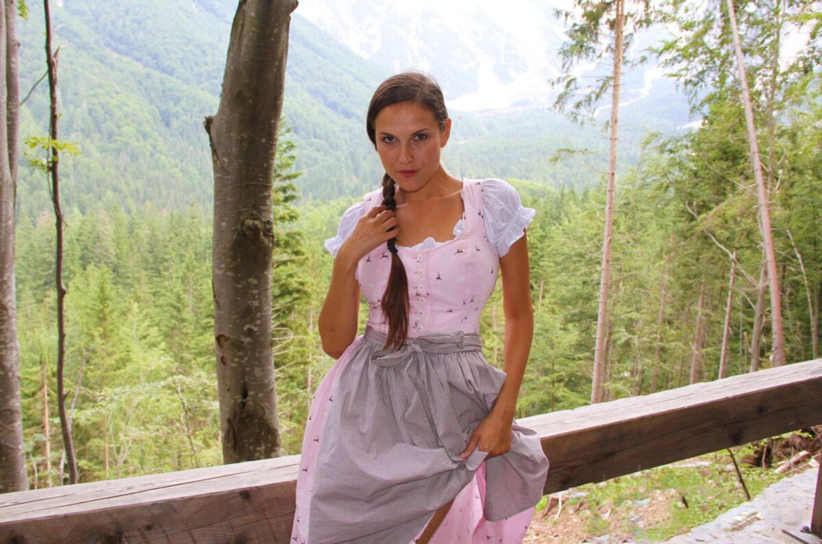 Fransziska beim Sparziergang im Dirndl