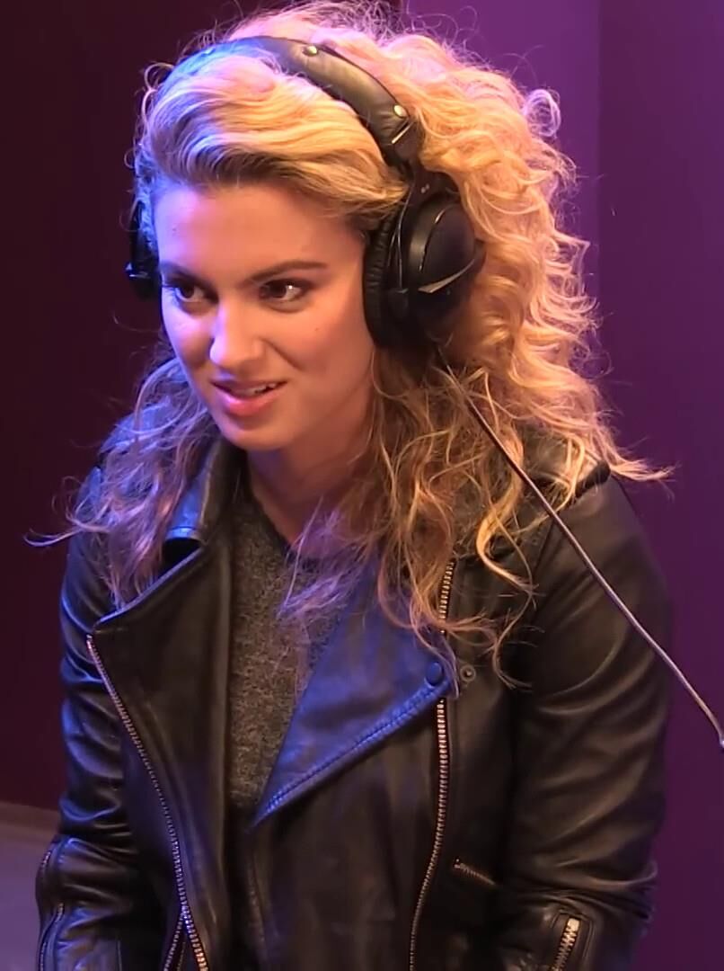 Tori Kelly em couro