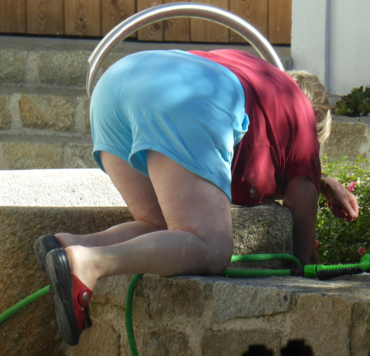Voyeur candide de la grand-mère de jardinage
