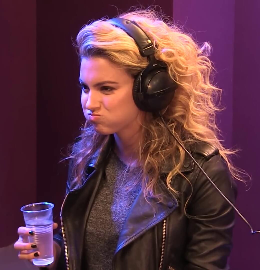 Tori Kelly em couro