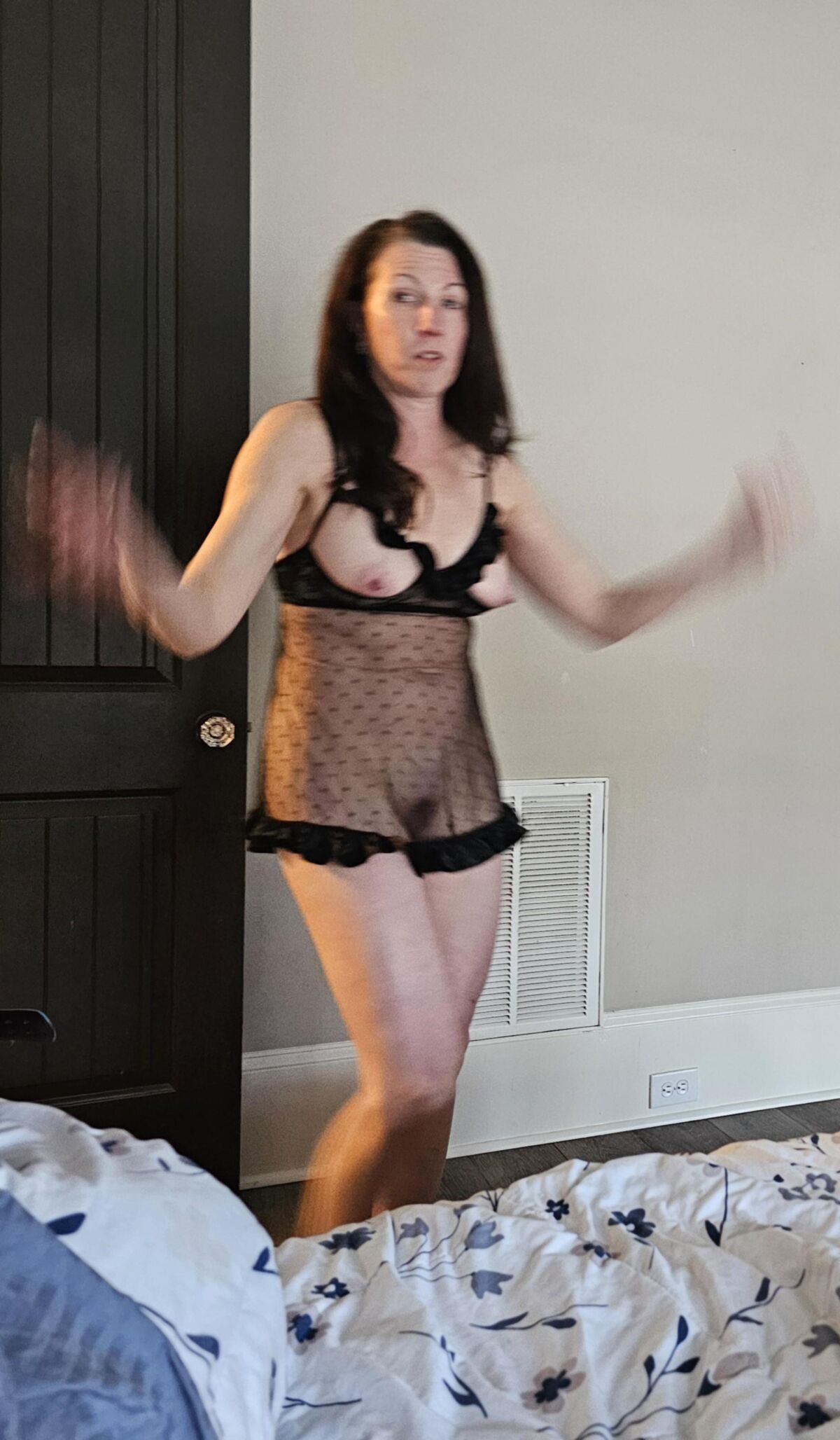 Schwarze Dessous -Looks auf dem blassen Prim Milf