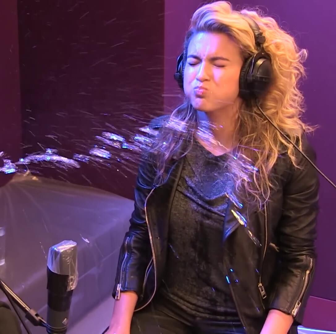 Tori Kelly em couro