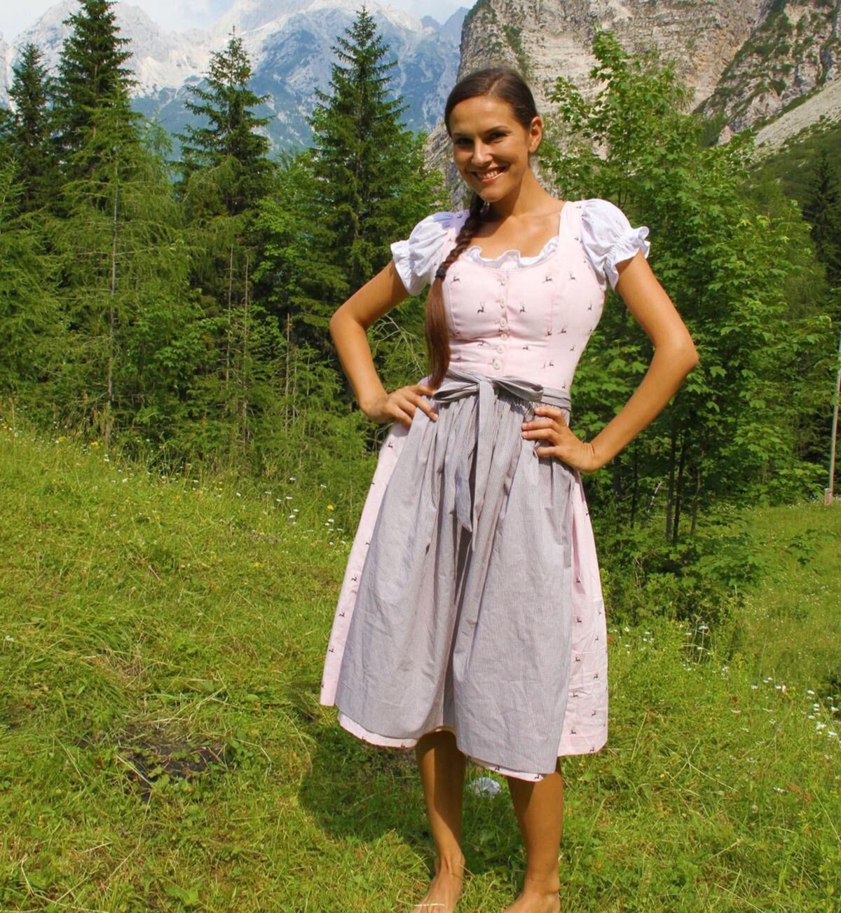 Fransziska beim Sparziergang im Dirndl