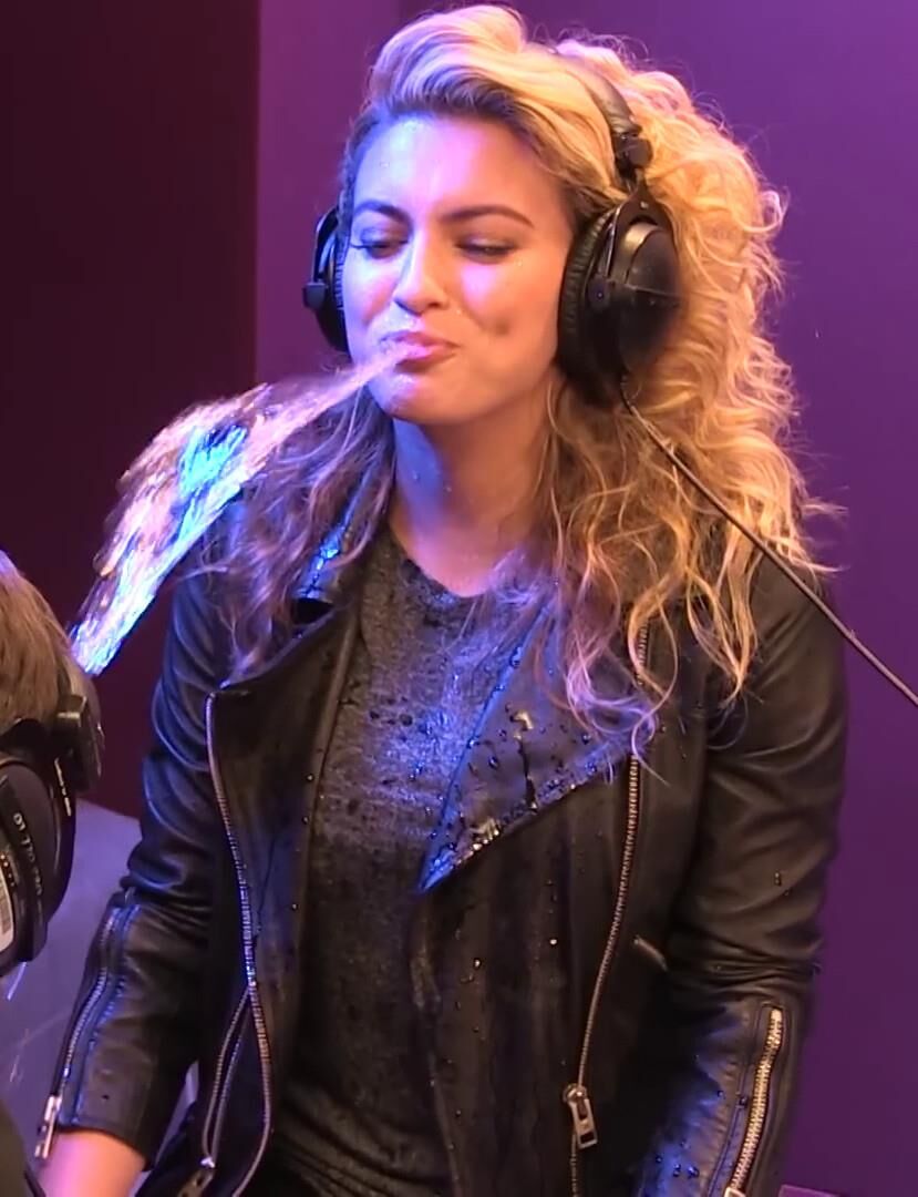 Tori Kelly em couro