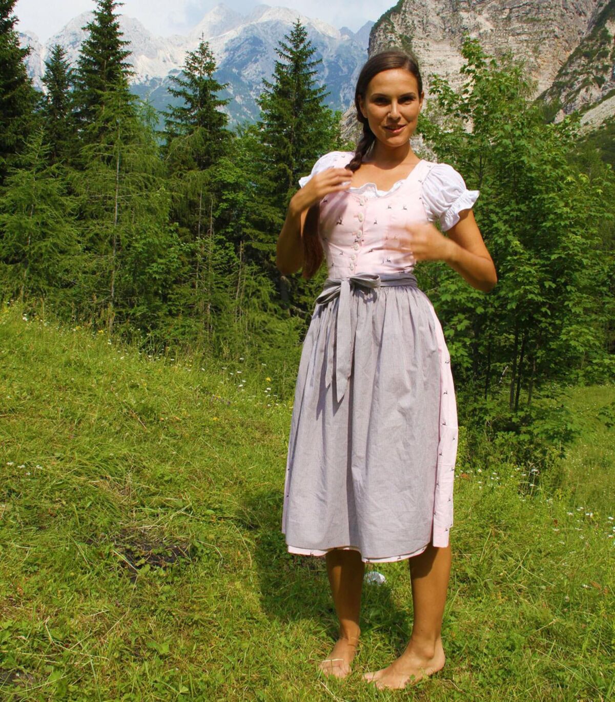 Fransziska beim Sparziergang im Dirndl