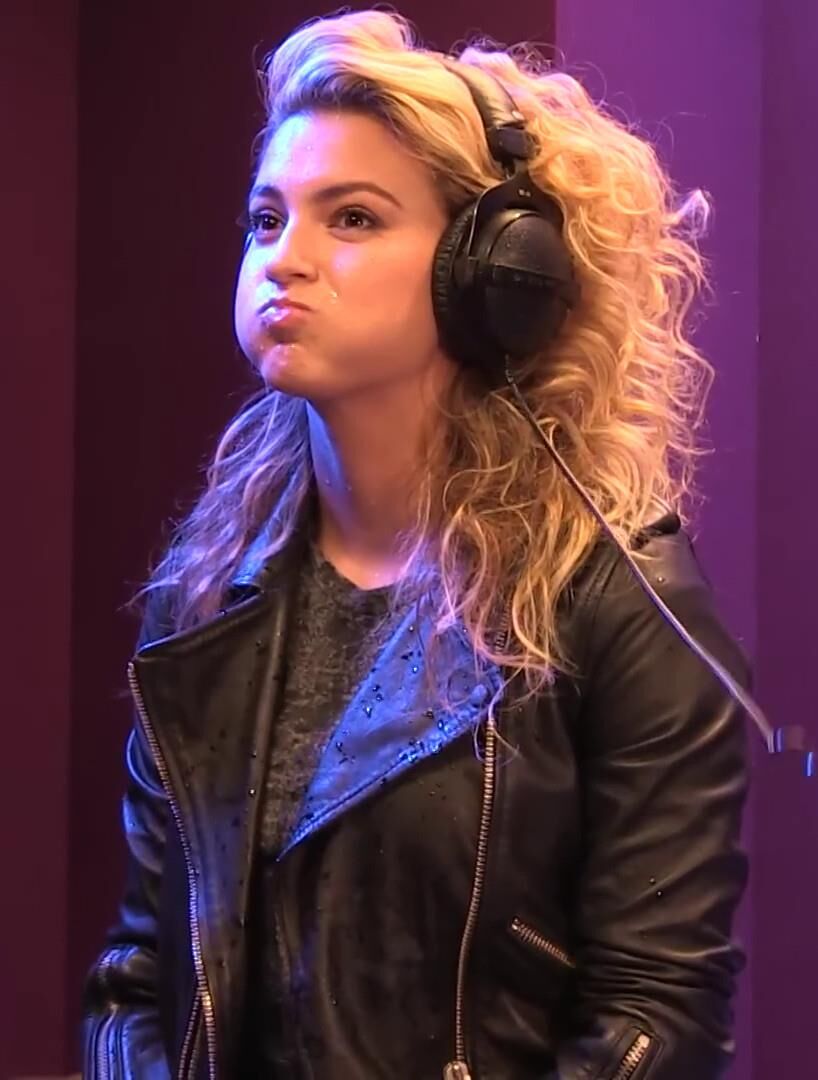Tori Kelly em couro