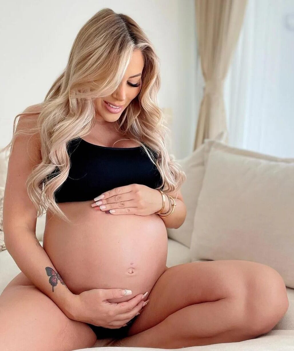 Perfection enceinte blonde.