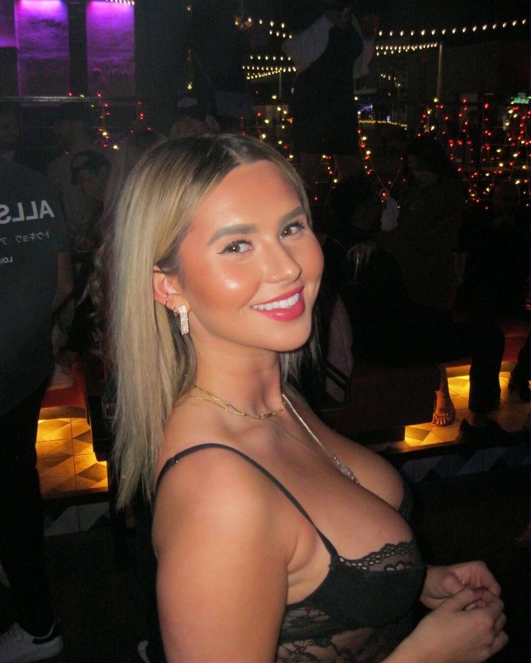 Titty baise pute Heather
