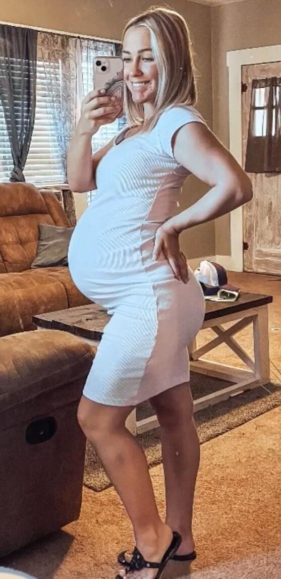 Perfection enceinte blonde.