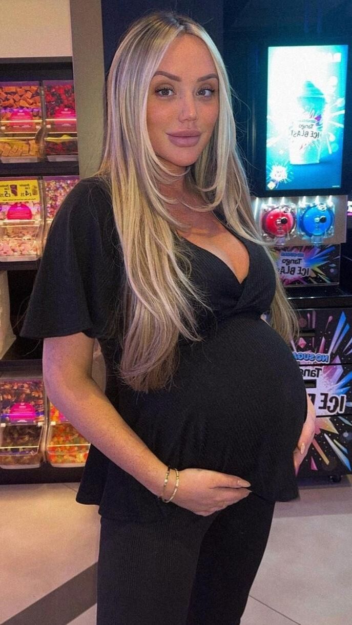 Perfection enceinte blonde.
