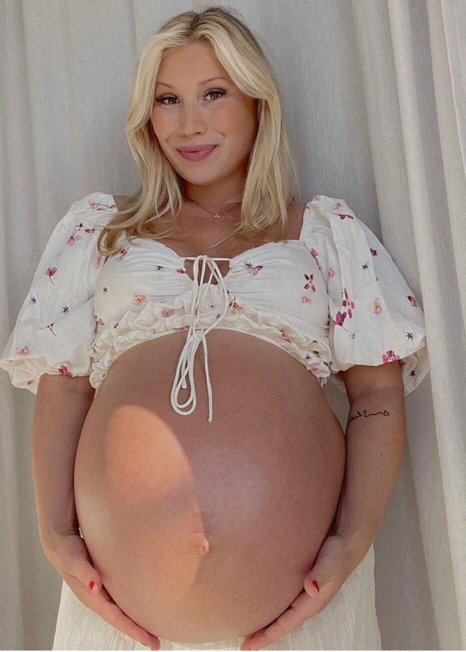 Perfection enceinte blonde.