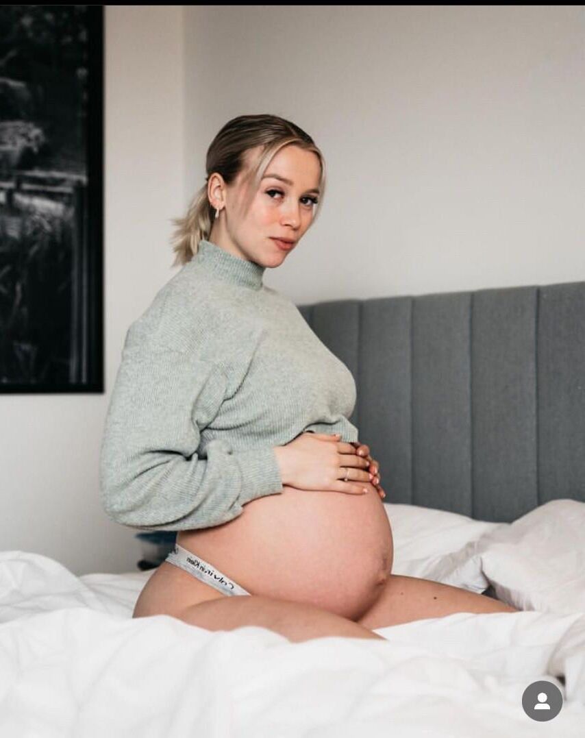 Perfection enceinte blonde.