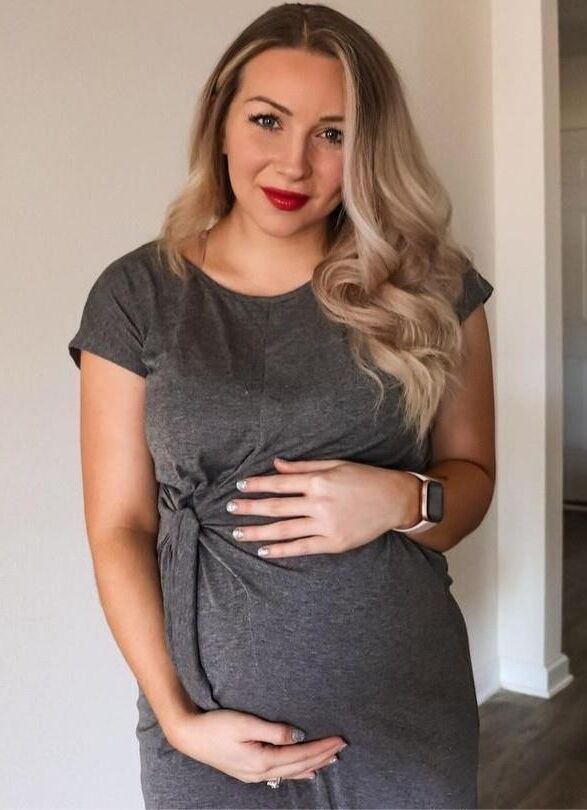 Perfection enceinte blonde.