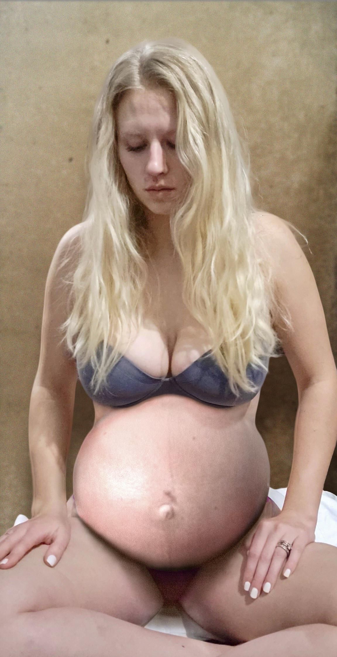 Perfection enceinte blonde.