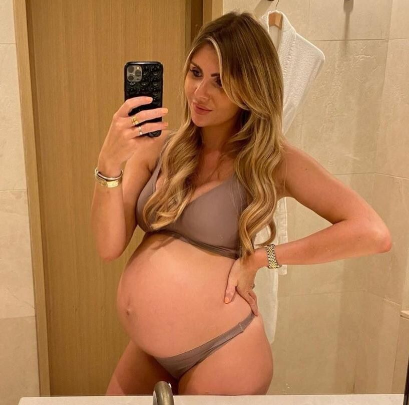 Perfection enceinte blonde.