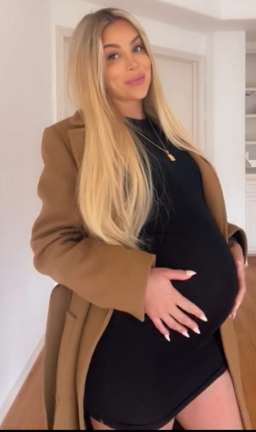 Perfection enceinte blonde.
