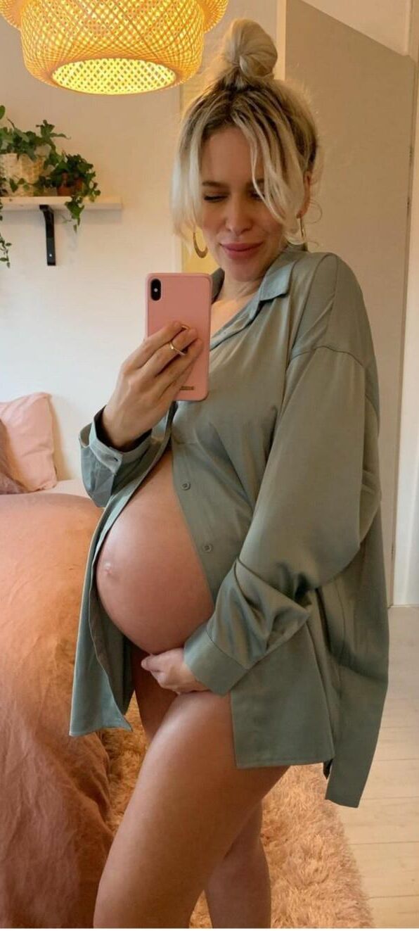 Perfection enceinte blonde.